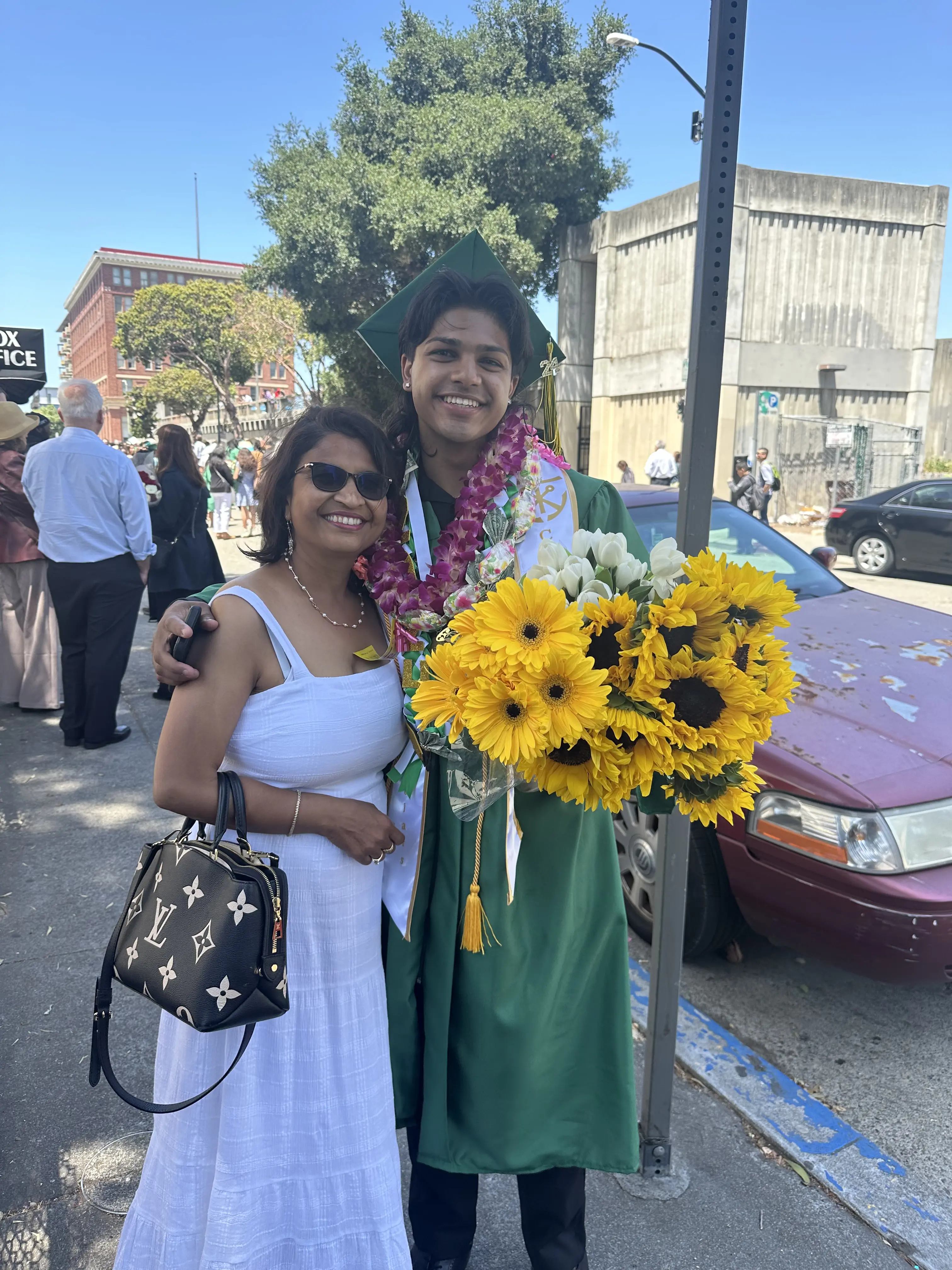 Dr. Arpana Gupta 与儿子 Paras Jain 在毕业庆祝活动上合影