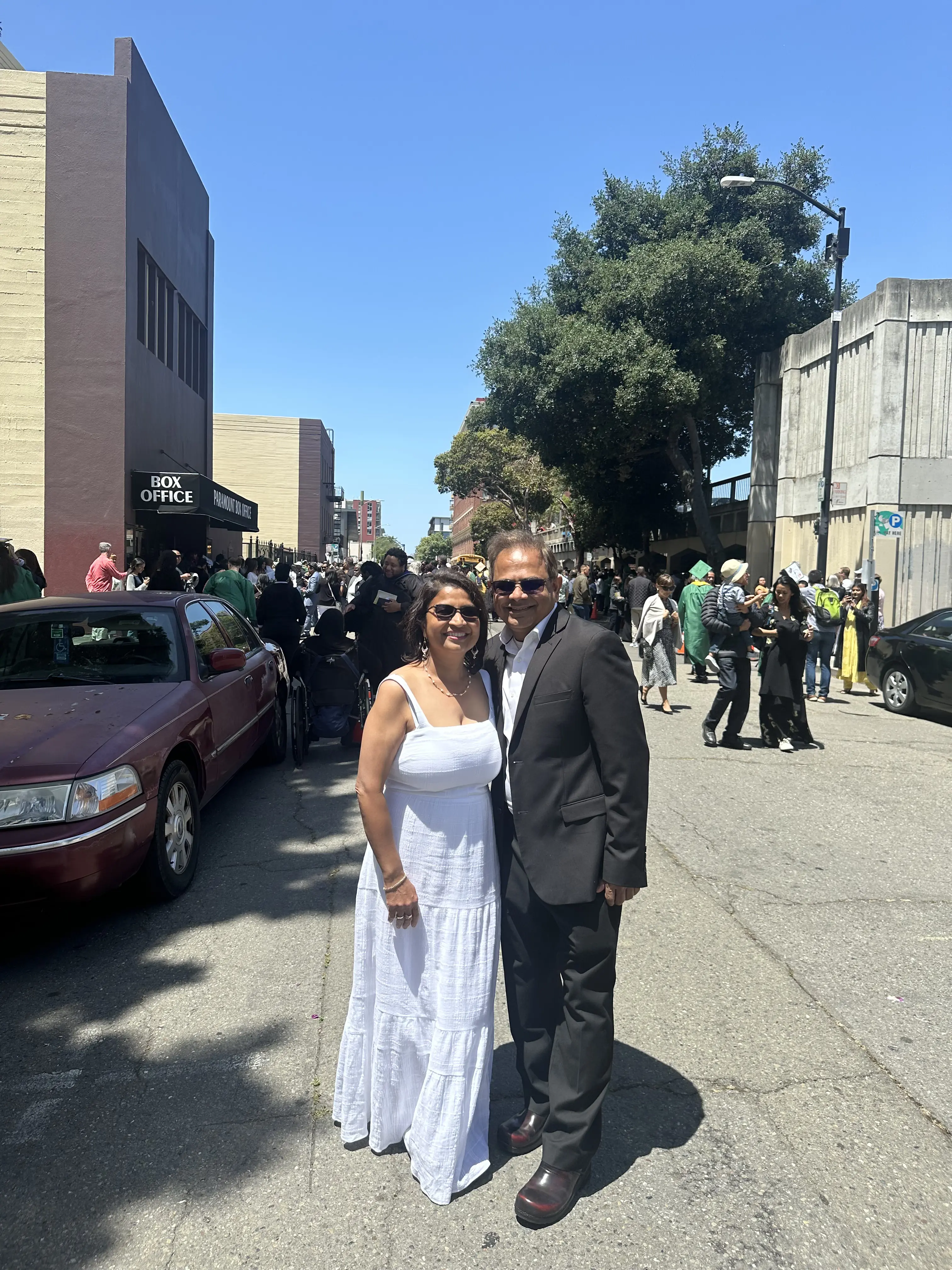 El Dr. Sam Jain y la Dra. Arpana Gupta en la graduación de su hijo Paras Jain