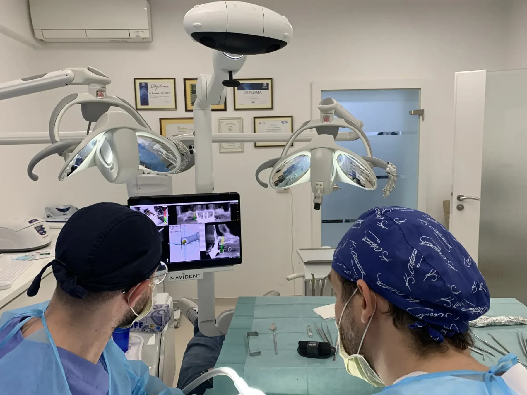 Dynamic navigation guiding implant placement during surgery