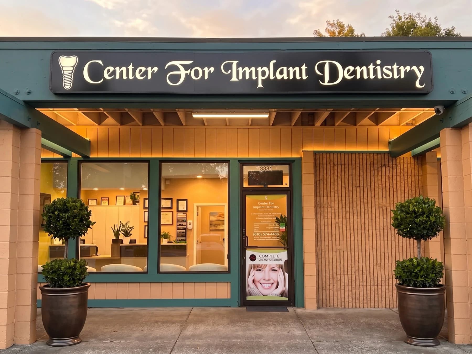 Здание Center for Implant Dentistry в сумерках