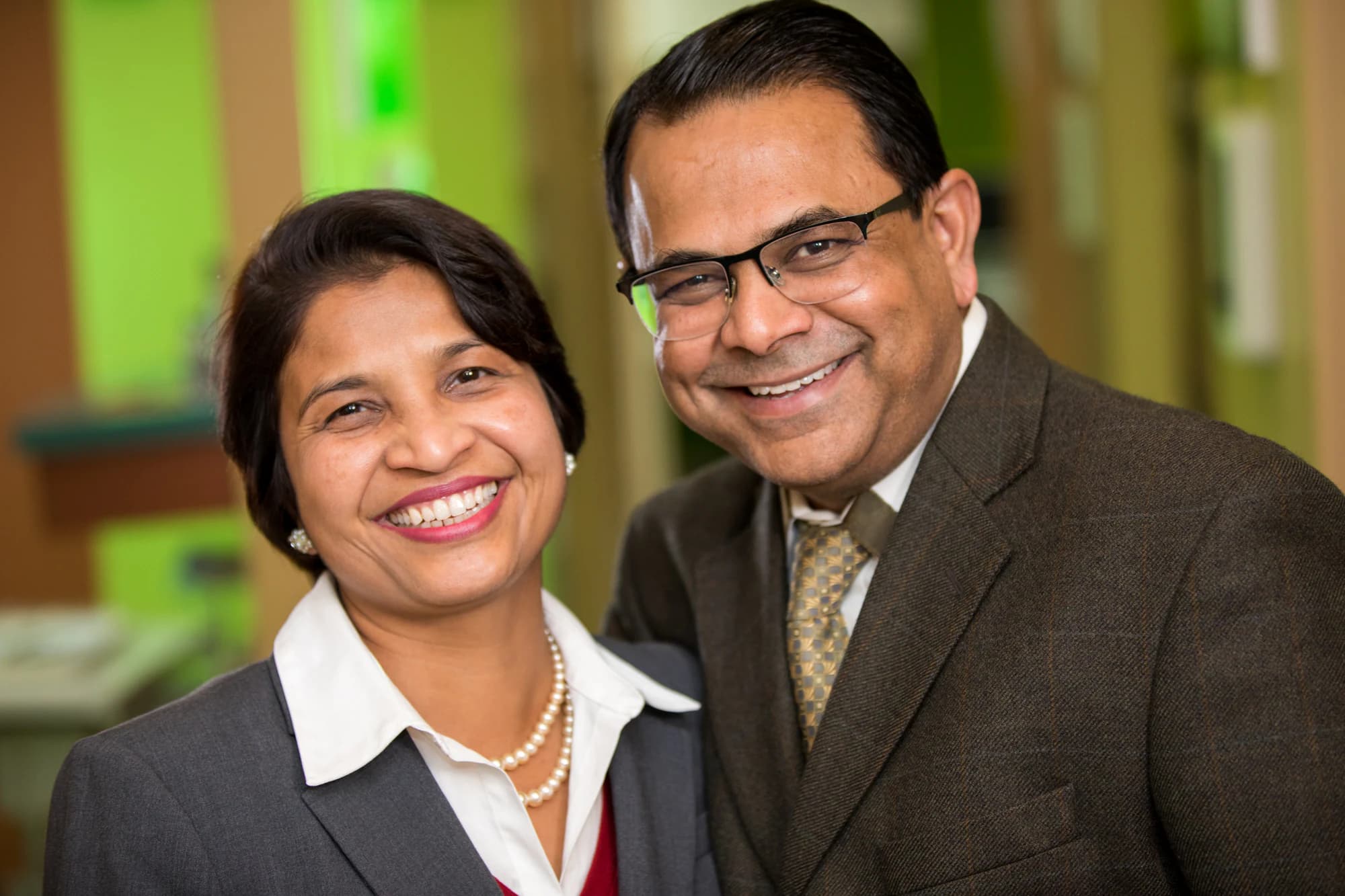 El Dr. Sam Jain y la Dra. Arpana Gupta, cirujanos propietarios de la clínica