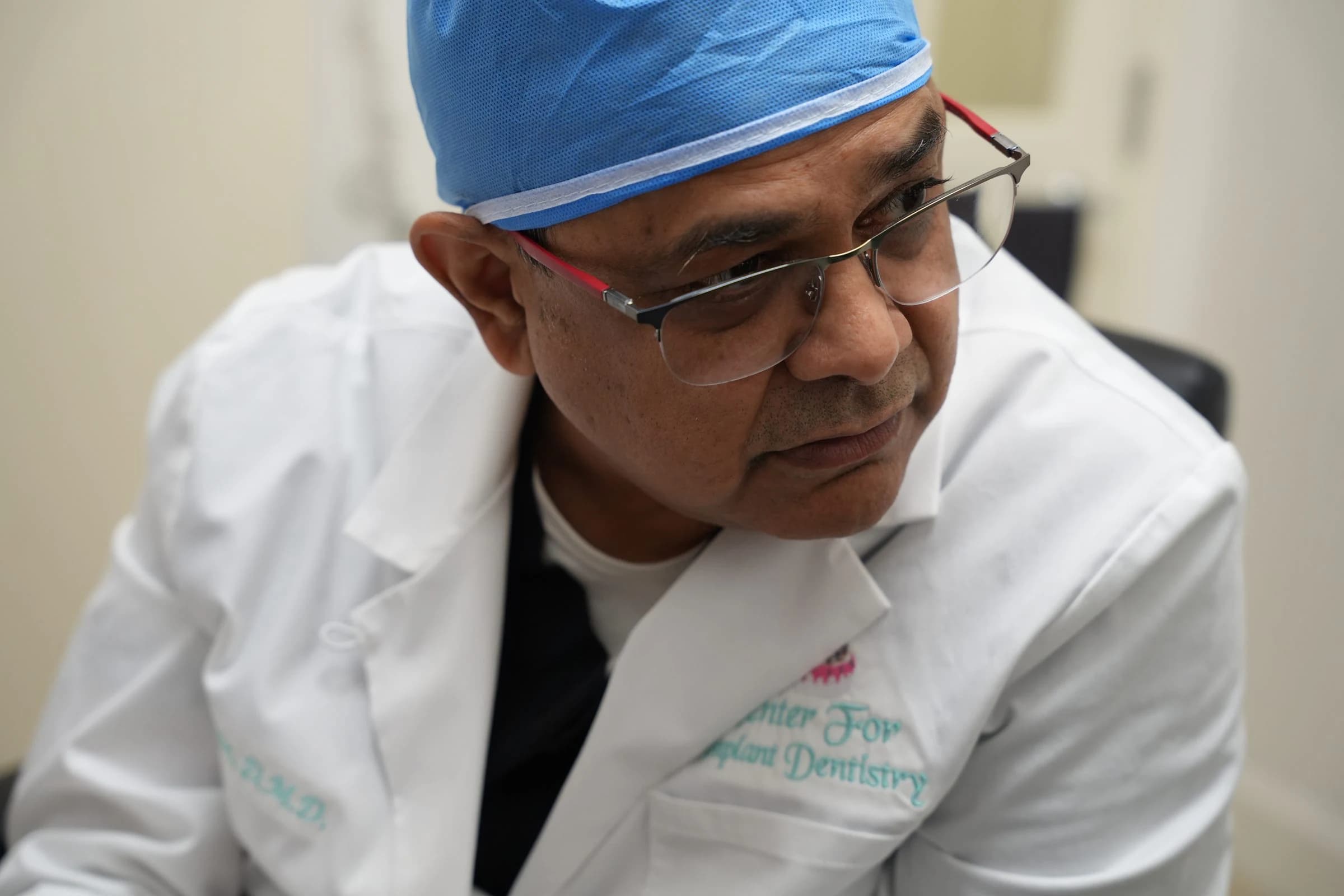 Dr. Sam Jain за работой в операционной