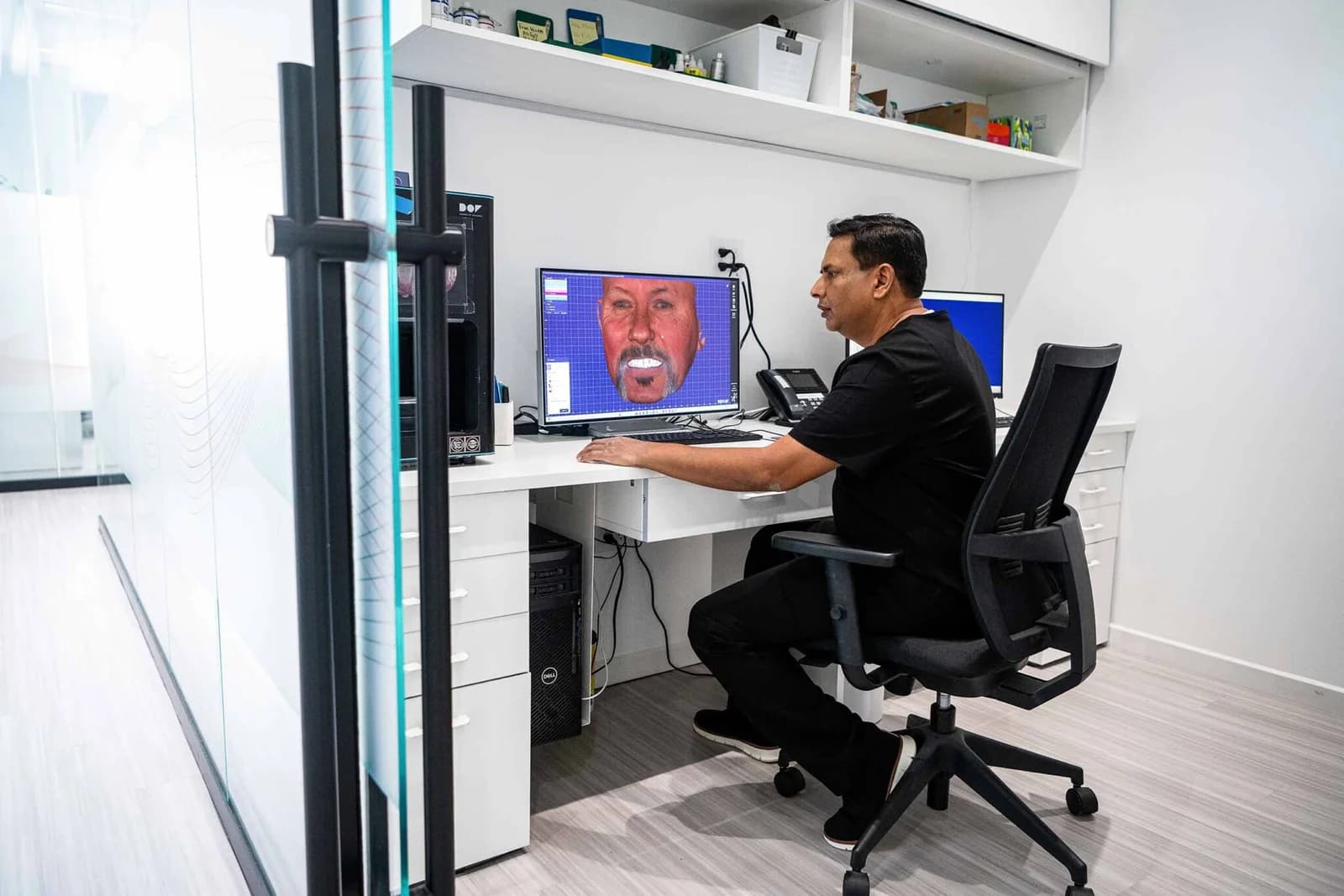Ang lab engineer sa kanyang planning workstation