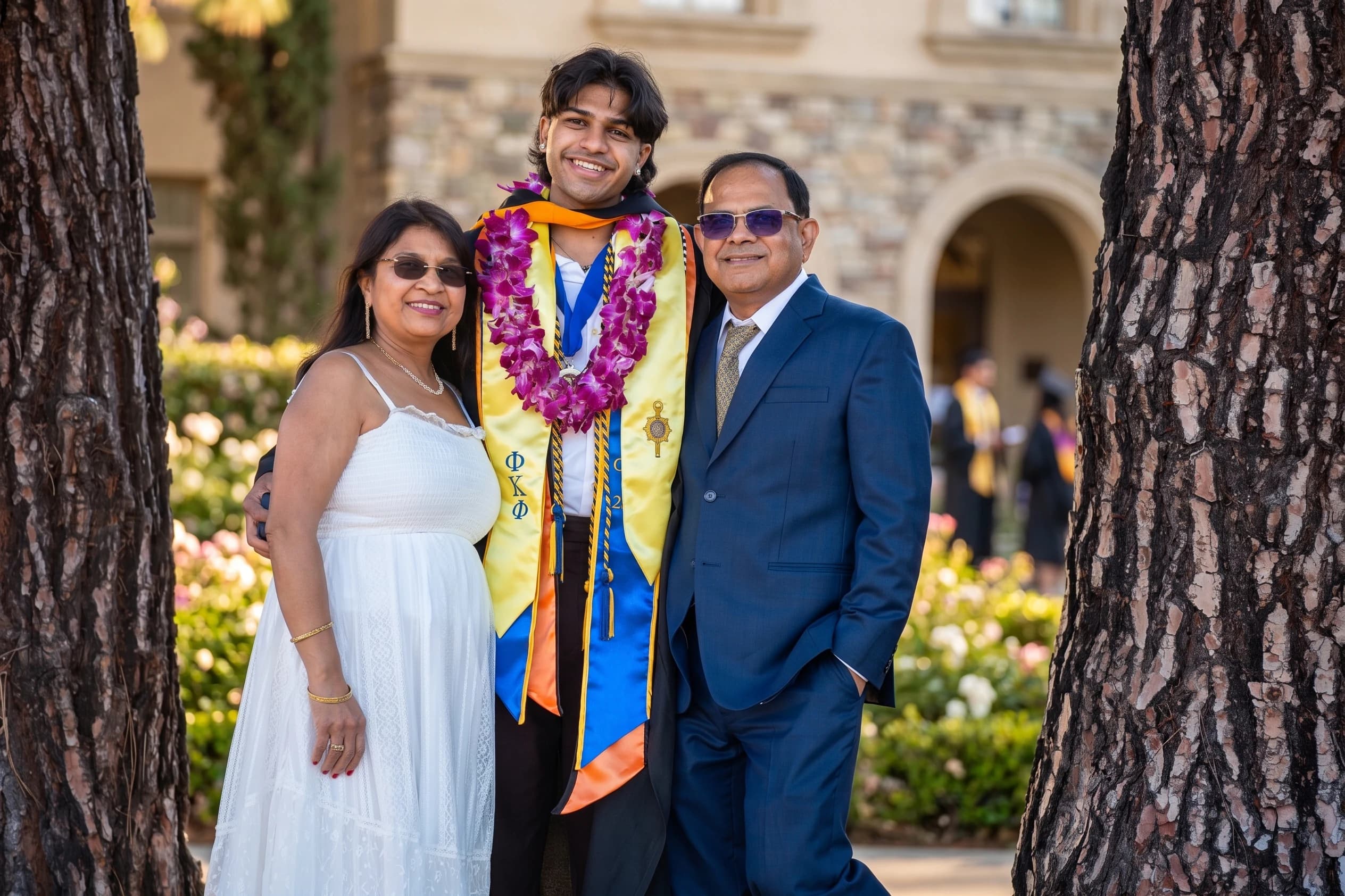 La familia Jain reunida en una graduación de la facultad de odontología