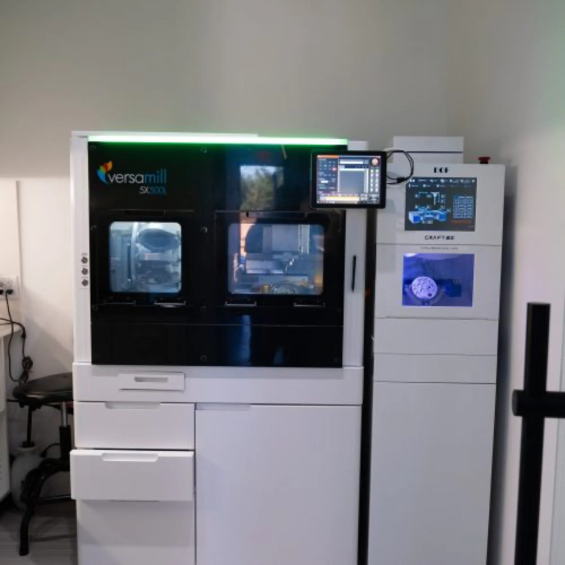 Ang five-axis mill at 3D printer na gumagawa ng full-arch bridge sa mismong lab