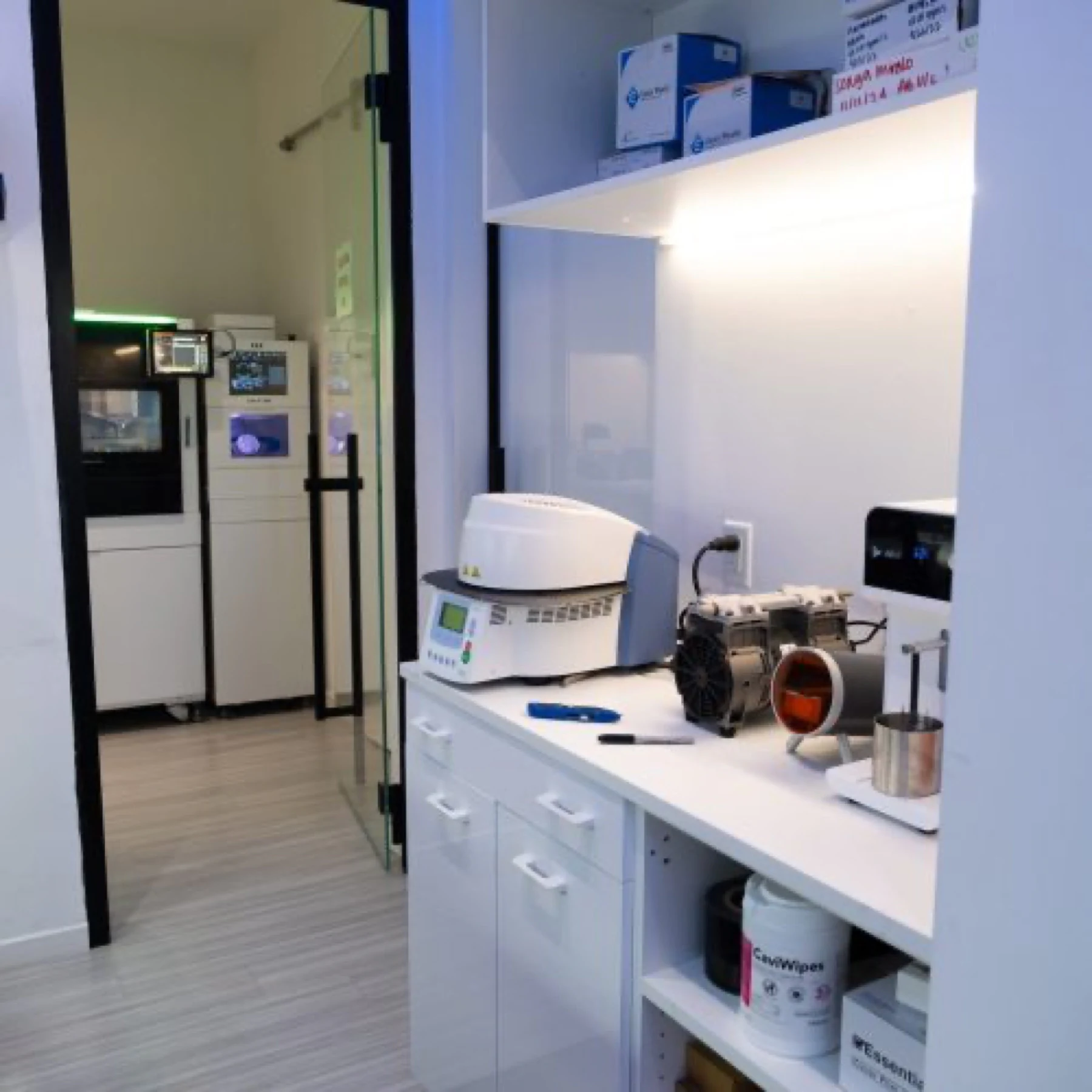 Ang sintering furnace at mga 3D printer sa in-house na zirconia lab